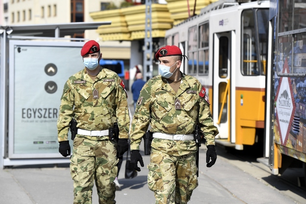Katonai rendészek járőröznek a Lehel téren, Budapesten 2020. március 29-én.