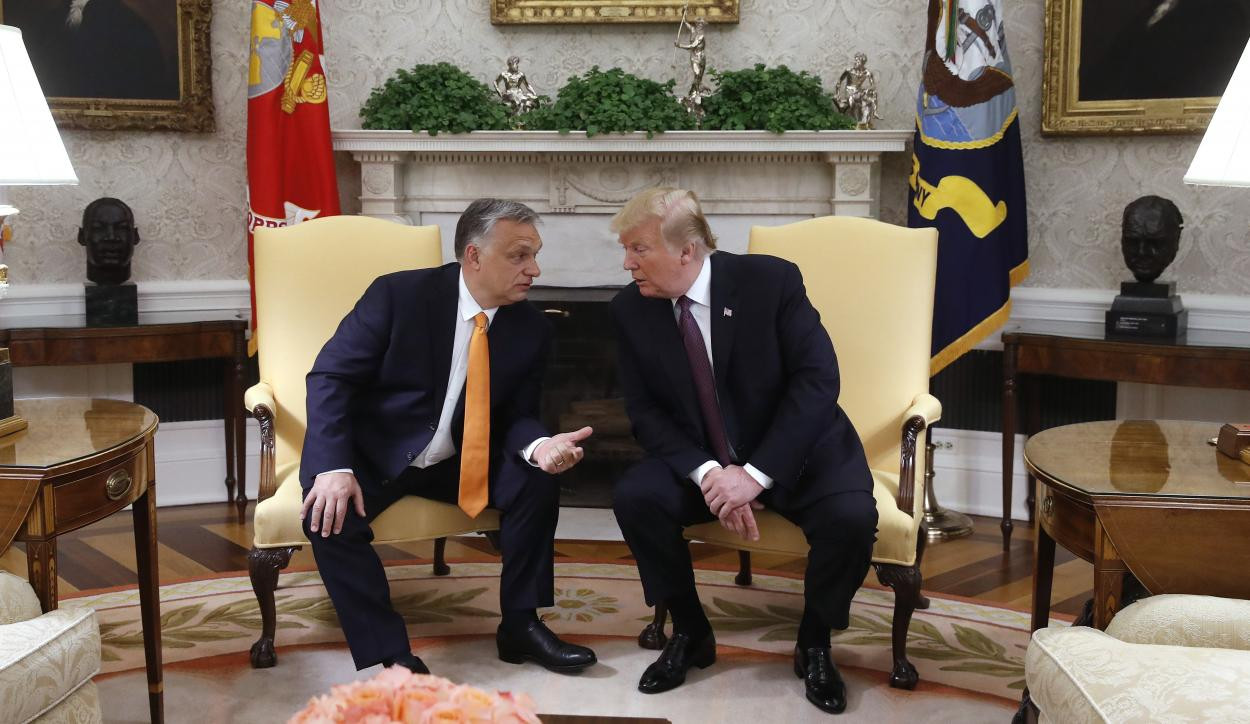 Orbán magyar focista mezét, a kínai elnök teáskészletet kapott ajándékba Trumptól