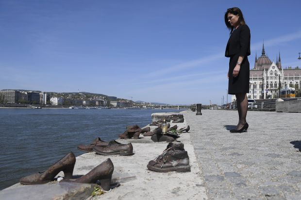 Varga Judit igazságügyi miniszter a a Cipők a Duna-parton emlékműnél