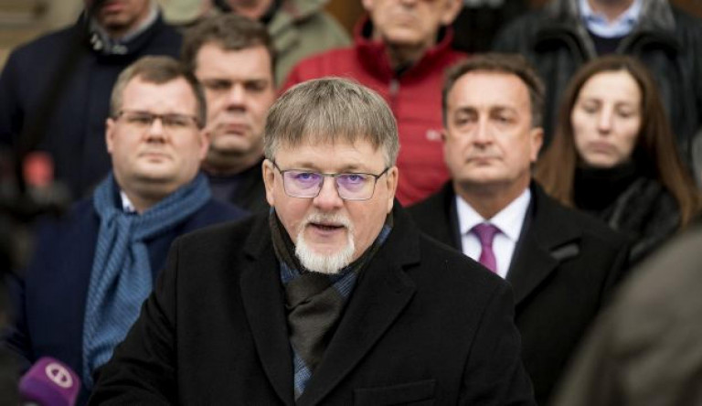 Enyhe tünetekkel megúszta a koronavírust, már újra dolgozik Győr polgármestere