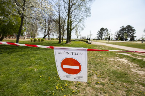 Sok települést és kirándulóhelyet lezártak, volt, ahol tisztasági csomagot osztottak