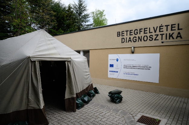 A farkasgyepűi Veszprém Megyei Tüdőgyógyintézetbe érkező betegek szűrővizsgálatára szolgáló katonai sátor az intézet udvarán 2020. április 19-én.
