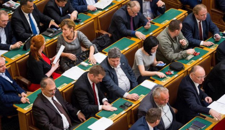 Segélyalapba utalja az MSZP a képviselők fizetésemelését