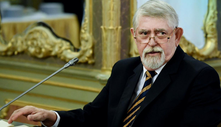Kásler felismerte: túl kevés az egészségügyi dolgozó, visszamehetnek a rendelőbe a 65 év felettiek