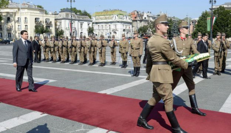 Türkmenisztán tesz a járványra és újraindította a fociszezont
