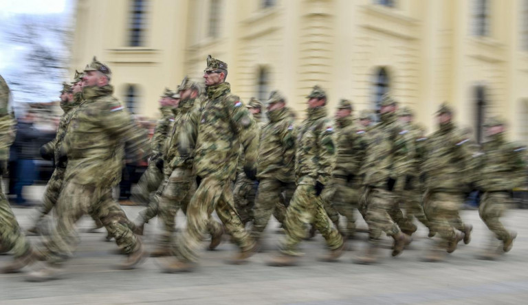 Akár 750 ezres prémiumot is kaphattak a katonák év végén