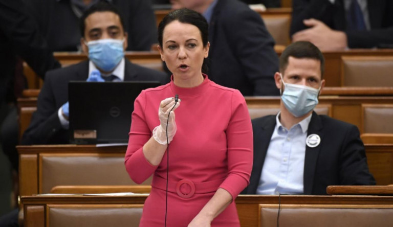 Tapssal fojtották bele a szót fideszes képviselők Szabó Tímeába