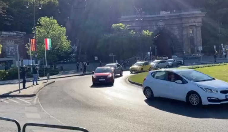 Dudálós tüntetéstől visszhangzott ma a Clark Ádám tér