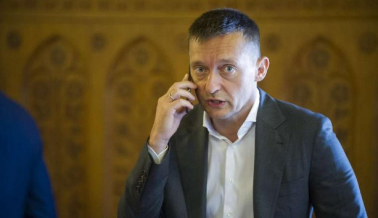Másfél milliárdos megbízást kapott Rogán kedvenc hirdetője