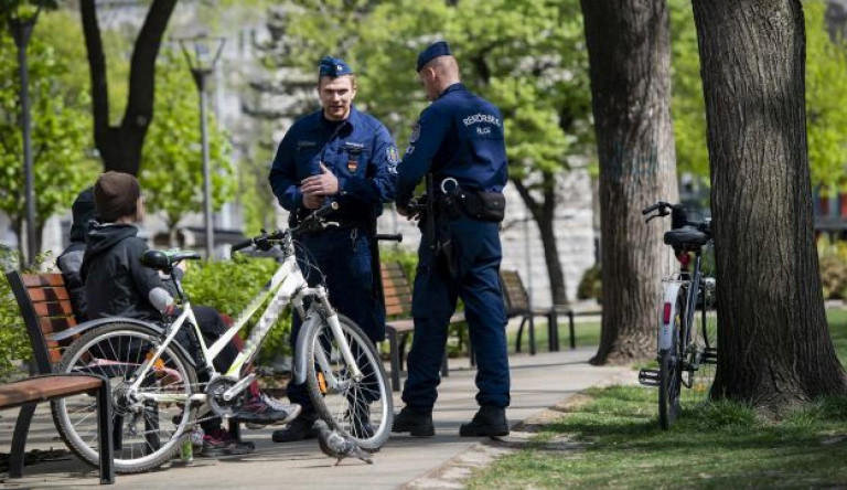 Lanyhul a fegyelem: a hétvégén a korábbiaknál többen szegték meg a kijárási korlátozást