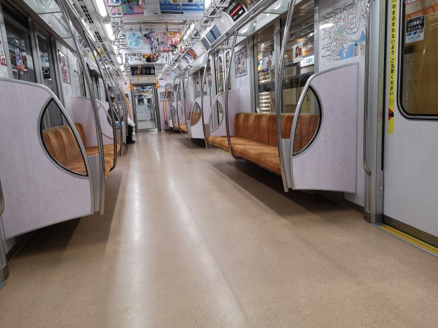 Üres metrókocsi Tokióban