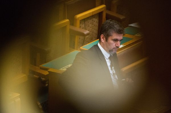 Hadházy Ákos, Csárdi Antal és Novák Előd mentelmi jogát is felfüggesztették