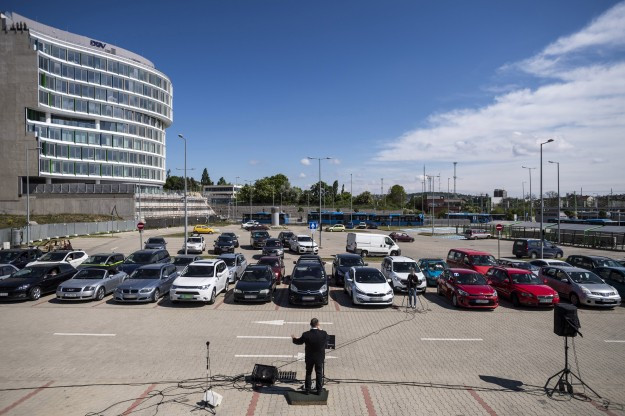 Ilyet sem látott még: autós istentisztelet koronavírus idején