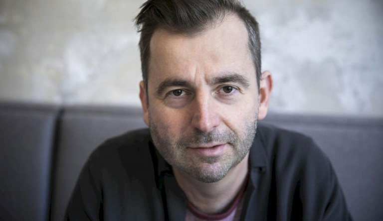 „Önkorlátozás hiányában túlárad, eluralkodik” – Grecsó Krisztián új verseskötetéről