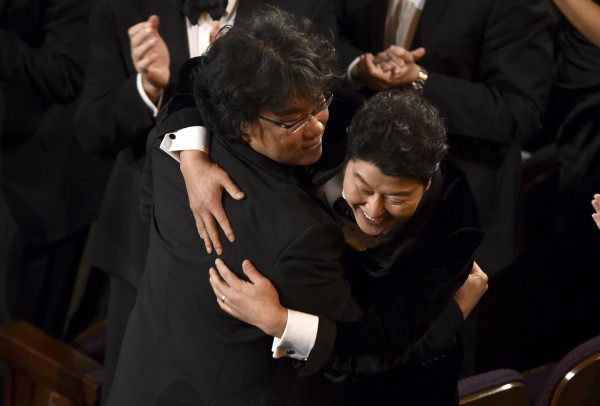 A legjobb film díját elnyerő Élősködők című dél-koreai alkotás rendezője, Bong Dzsun Ho Kang Ho Szong színésszel