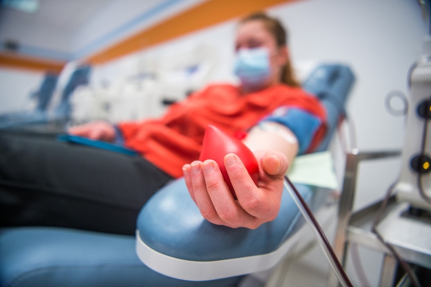 Vérplazmát ad egy nő a budapesti Biotest plazmaferezis állomáson 2020. április 28-án.