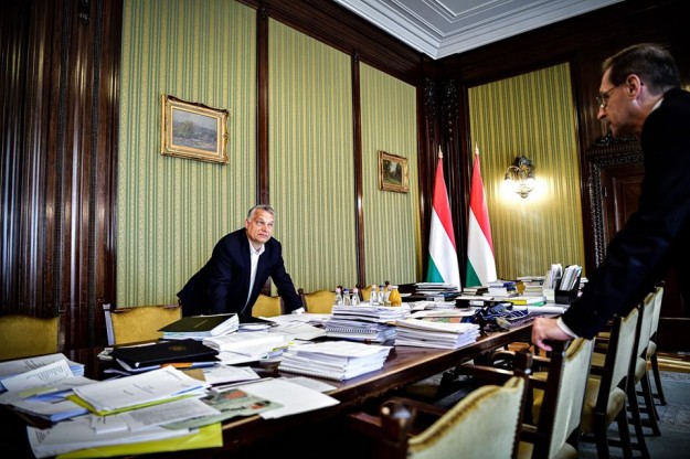 Orbán Viktor és Varga Mihály görnyed a 2021-es költségvetési terv felett