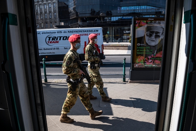 Katonai rendészek járőröznek a Nyugati téren 2020. április 3-án. A koronavírus-járvány miatt kijárási korlátozást vezettek be Magyarország egész területére.
