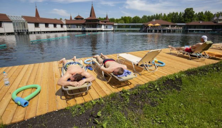 A kórháztól a Magyar Turisztikai Ügynökség cége veszi át a hévízi tavat és fürdőt 