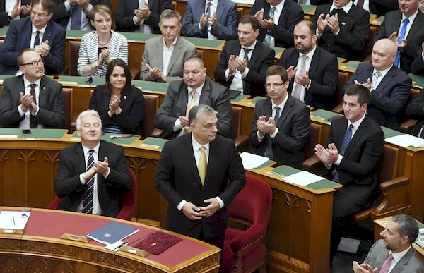Az 50 százalékot is meghaladja a képviselő államtitkárok fizetésemelése