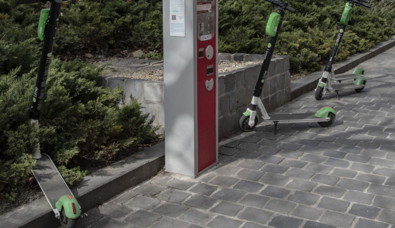 Bírságot szab ki Terézváros a széthagyott e-rollerek miatt
