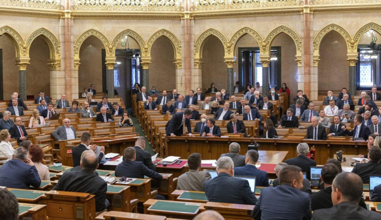 Tíz évre titkosították a Budapest-Belgrád vasúti projekt iratait