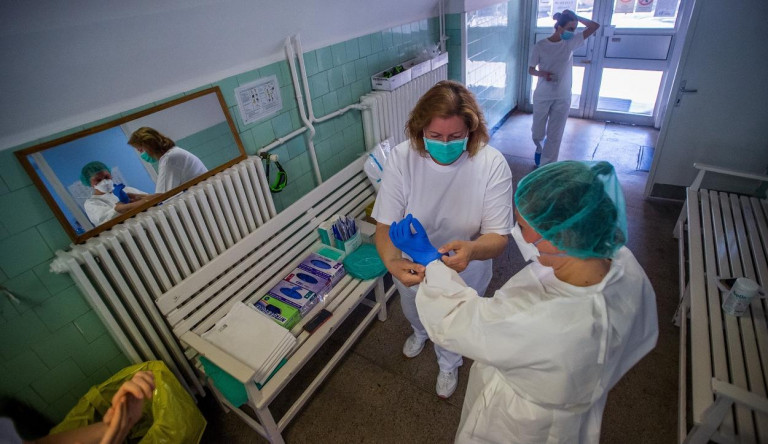 Megvágták a koronavírusosztály ápolóinak bérét a Szent Jánosban