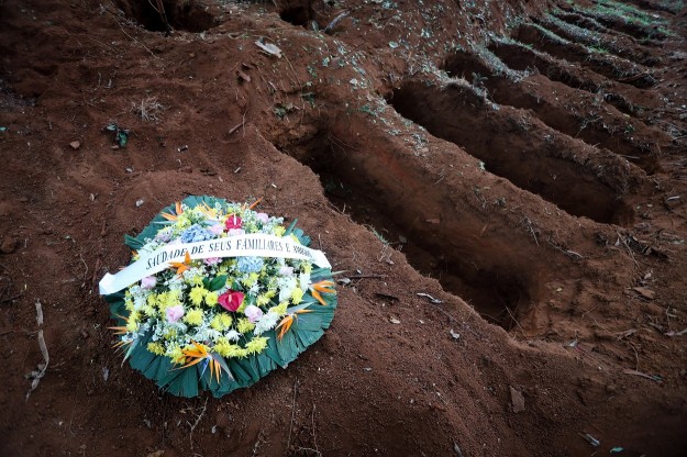 Frissen ásott sírok egy Sao Pauló-i temetőben