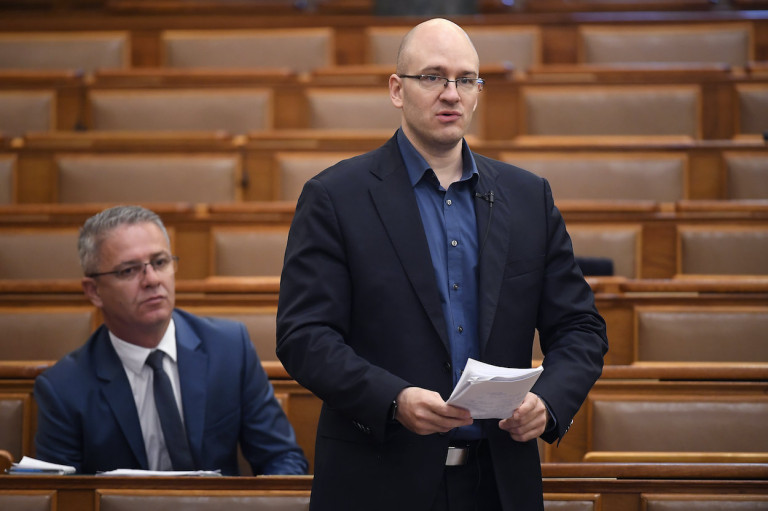Heves vita a parlamentben: Önök lopni készülnek