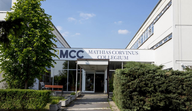 Kormánysegítséggel tör nagyra Habony hitelezőjének szakkollégiuma 