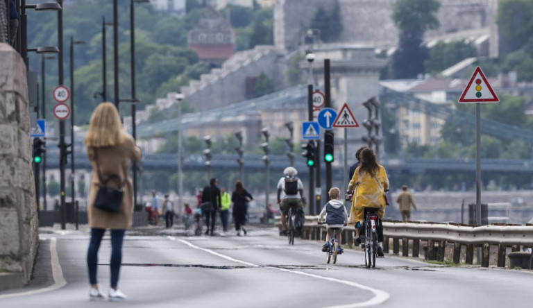 Ismét a bringásoké és a gyalogosoké hétvégén a Pesti alsó rakpart