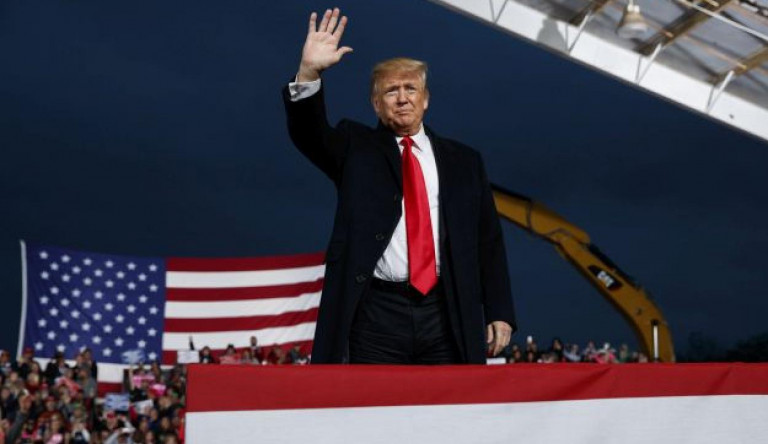 Trumpnak golfozni támadt kedve a járvány közepén