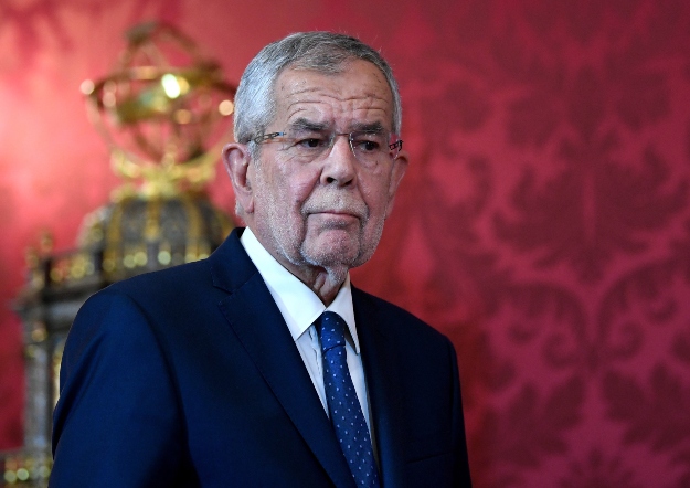 Alexander Van der Bellen osztrák elnök nyilatkozatra érkezik a bécsi Hofburgban 2019. május 21-én.