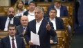 Orbán „visszaadja a különleges felhatalmazást”, a kétharmad törvényt farag a rendeleteiből