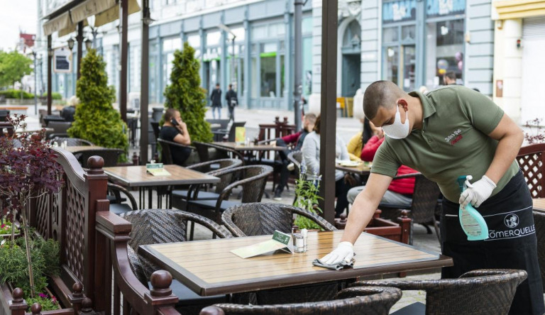 Péntektől Budapesten is lehet a vendéglátóhelyek belső zárt tereiben tartózkodni