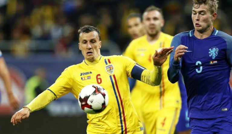 Eltiltással és pénzbüntetéssel szankcionálják a köpködést a román futballpályákon
