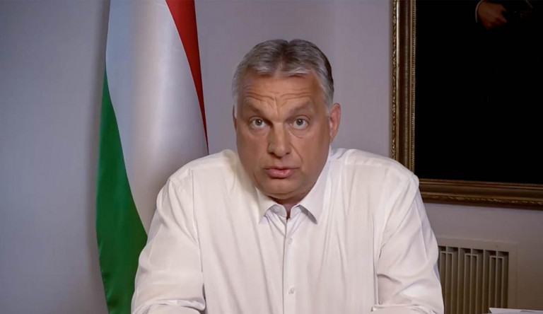 Orbán meglepetés levelet mellékelt a házhoz küldött diplomákhoz