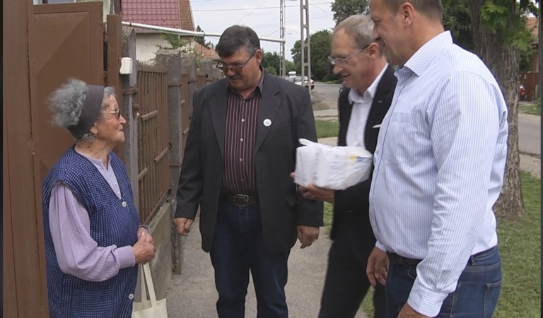 Maszk nélkül ment be nyugdíjasok lakásába a fideszes honatya