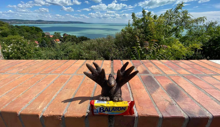 Gombóc Artúr megjelent Tihanyban