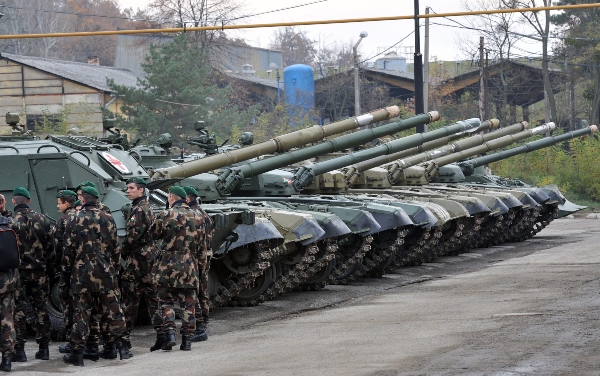 T-72 típusú harckocsik a HM Currus Zrt. gödöllői üzemének udvarán 2012. november 19-én.
