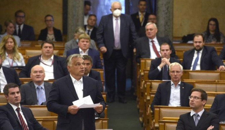 A NER lényegét mutatja meg az a paródia, ahogy kivezetik a veszélyhelyzetet