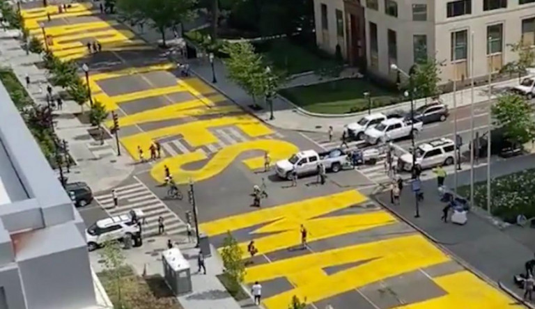 Hatalmas Black Lives Matter-feliratot festetett Washington polgármestere a Fehér Házhoz vezető útra