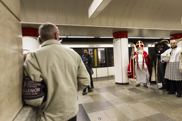 Képünk illusztráció: jegyellenőr figyel egy rendezvényt a metró Astoria állomásán