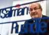 Megkéselték Salman Rushdie írót egy fellépésen 
