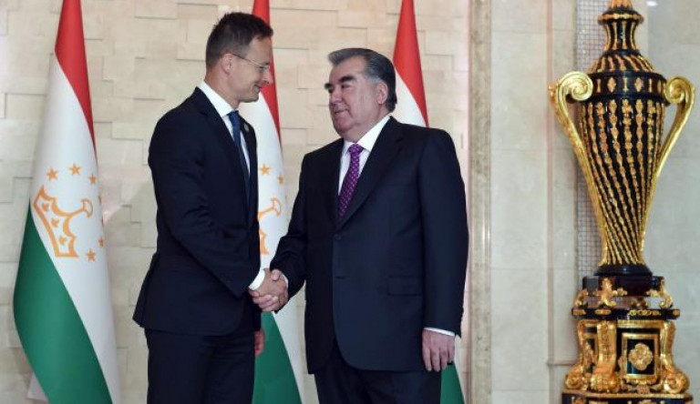 Tádzsikisztánba küld vakcinákat Szijjártó