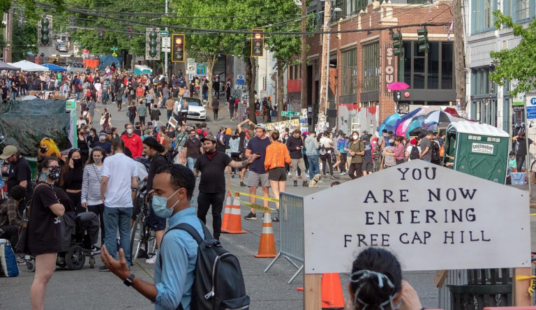 Kivonták a rendőrséget, ötödik napja uralják a tüntetők Seattle egy negyedét 