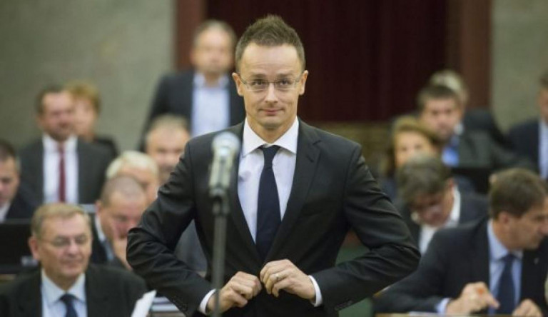 Szijjártó: 150 millió szájmaszkot és 10 ezer lélegeztetőgépet vett a kormány