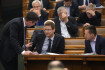 Szerda éjfélkor véget érhet a koronavírus miatti rendkívüli jogrend