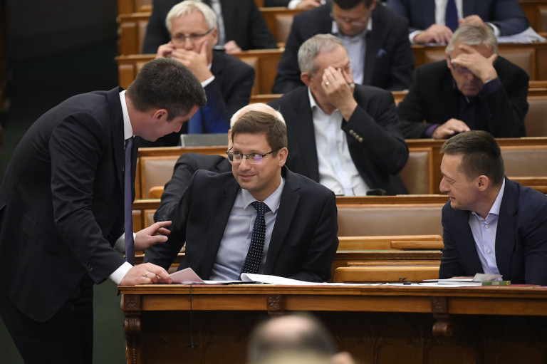 Szerda éjfélkor véget érhet a koronavírus miatti rendkívüli jogrend