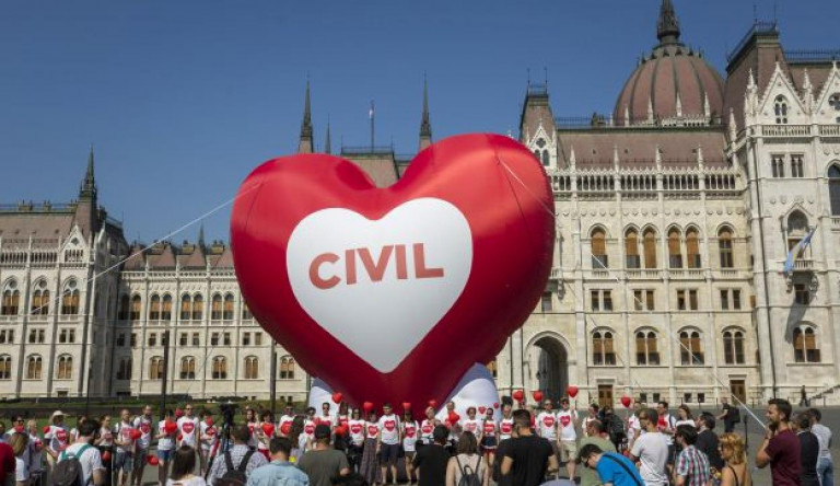 Mit lép a kormány, miután az EU Bírósága elkaszálta a civilek listázását?